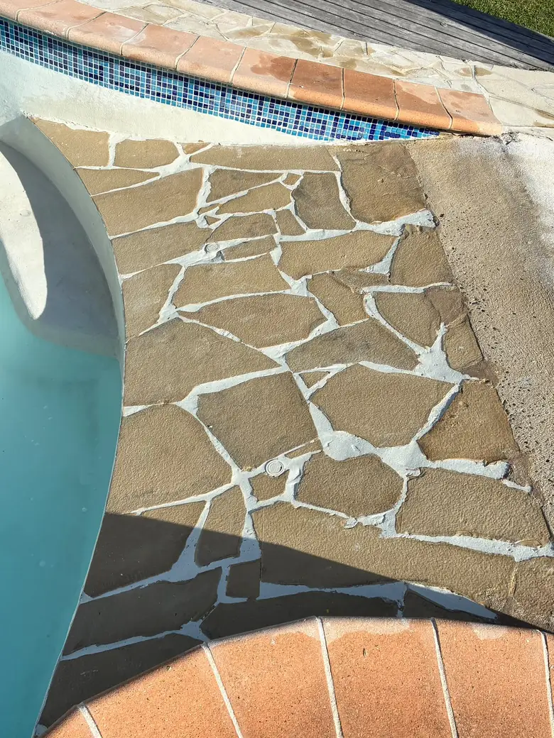 Margelles et dallage en opus autour d'une piscine.
