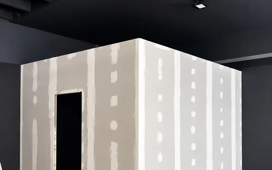 Cloisons en plaques de plâtre, bandes et enduit avant peinture.